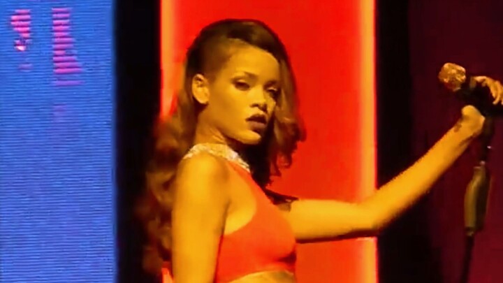 Rihanna live 🎧LOVEEEEEE SONG🎧 — I originally called it the sexiest stage performance.