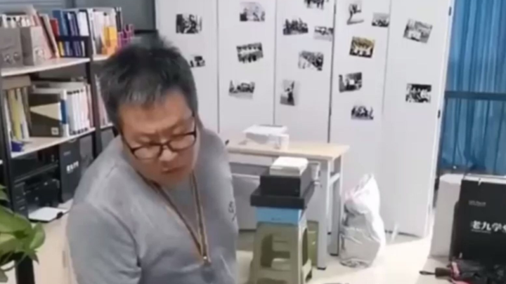 طُرد مبرمج الشركة بعد عام ٢٠٠٠، ففعل شيئًا كنتُ أرغب بفعله، لكنني لم أجرؤ على فعله. كان الأمر مُنعشً