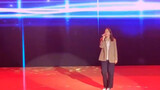 Siaran Langsung Seorang Mahasiswi dalam Kontes Penyanyi Kampus!