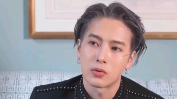 Jackson Wang: Bố mẹ nấu ăn, về nhà là nằm dài; dạo này đang xem “Trái Đất của chúng ta còn chẳng bằn