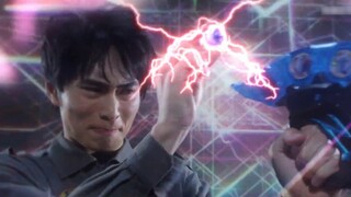 Taking stock of the forced transformations in the Ultraman drama, Belia silently gave a thumbs up!