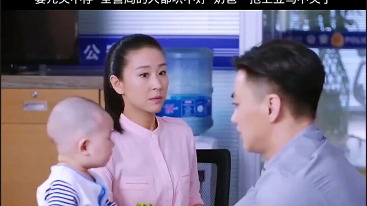 ทารกร้องไม่หยุด ตำรวจทั้งโรงพักก็ปลอบไม่ได้ พอคุณพ่ออุ้มปุ๊บ ลูกก็หยุดร้องทันที!