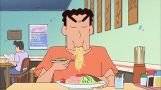 [Crayon Shin-chan] Makan mie dingin asam manis, dipadukan dengan irisan ham, mentimun, irisan telur,