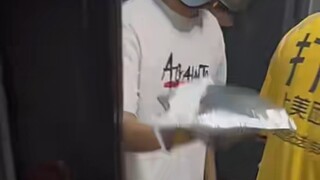 好大的官威啊，三个人服务你一个人