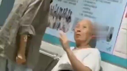 คุณย่า “จัดการ” คุณตาที่ไม่เชื่อฟัง คุณตากล่าว: “รอดตายไปได้เพราะคุณย่าไม่มีมีด ถ้ามีมีดจริงๆ ฉันคงโ