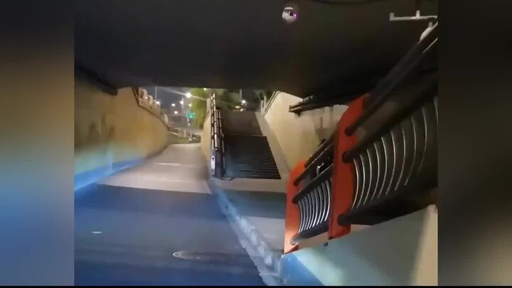 Cảnh thương tâm lúc 5 giờ sáng trên đường phố Thành Đô: Anh shipper coi xe như nhà khiến bao người r