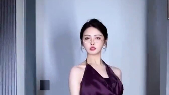 น้องชายรอให้ฉันออกไปทำอะไรก่อนนะ