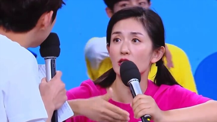[Bojun Yixiao] Bobo put his hand into Zhanzhan's clothes, and Zhanzhan was happy.