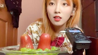 [ASMR] แอปเปิ้ลฉ่ำ ๆ และองุ่นเขียว สีแดงและสีเขียวดูดีมาก