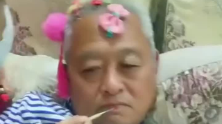 爸爸宠女儿就一定逃脱不了被打扮的命运，最好的爸爸，最好的小魔仙