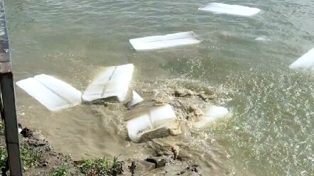The scorching heat makes it really hard for fish farmers!