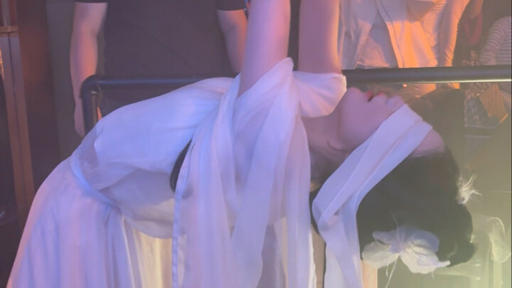 أغنية "تيانشيا ووشوانغ" لـ"تشيه تشيه" جميلة جدًا حقًا! أحب جدًا كيف ترتدي اللون الأبيض! جميلة وساحرة