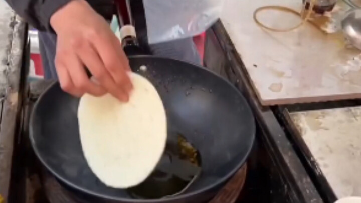 Bánh trứng do thợ lâu năm làm, hôm nay còn thu thêm một tệ.