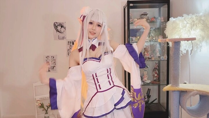 Emilia in Yiyi's live broadcast room (Ding Ding Dang Dang)