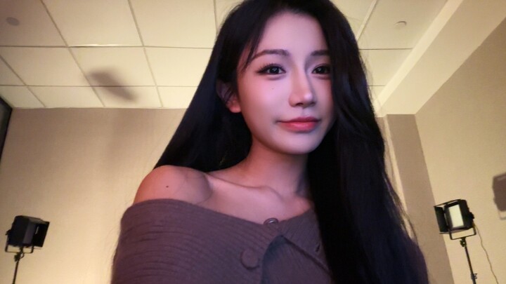 Stop calling me “wife” for no reason—come on in and listen to the music, okay?