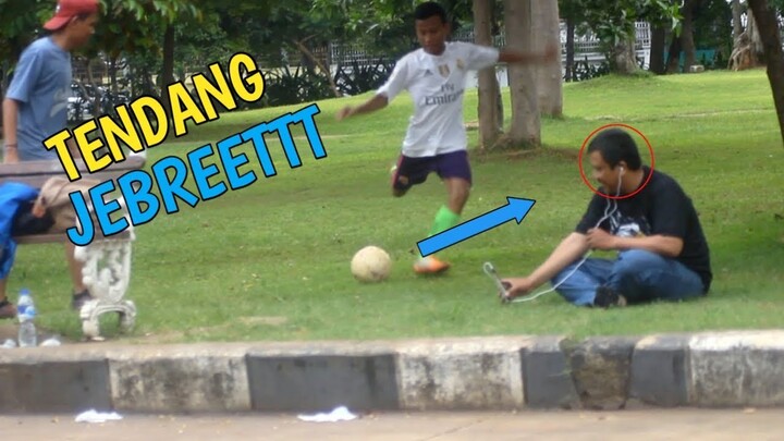 TENDANG BOLA KE MUKA ORANG | PRANK INDONESIA