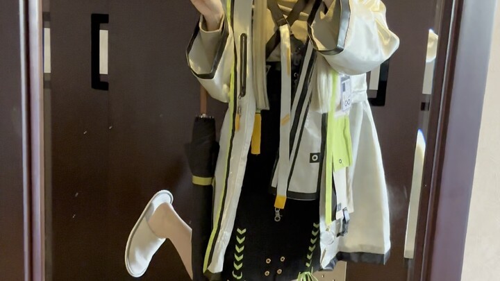 Đến sân vận động Cỏ Bốn Lá là phải hàn luôn dép đi trong khách sạn vào chân luôn…