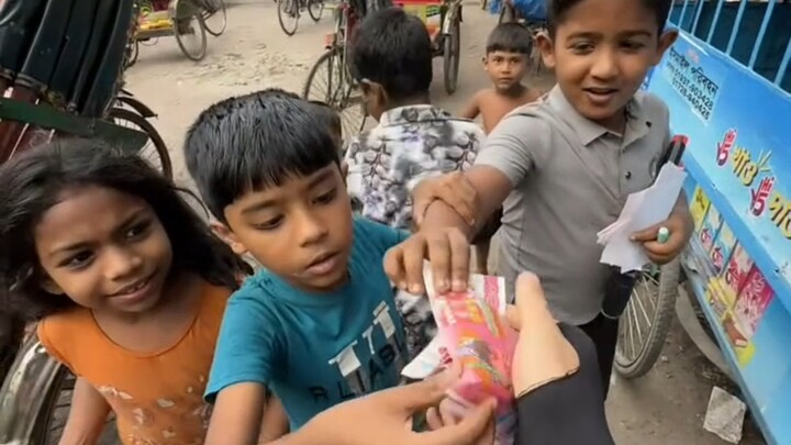 Đến Bangladesh, cứ bị trẻ con đeo bám xin tiền, đành phát tiền âm phủ thôi, nơi đây đúng là địa ngục