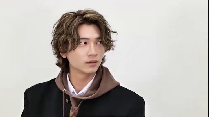 The replacement for Kamen Rider's suspension! Kamen Rider's graduation season! A new knight's side s
