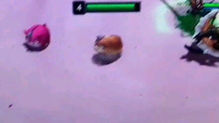 Cô bé Gwen nhỏ xíu bị cả đàn heo húc tung lên rồi!