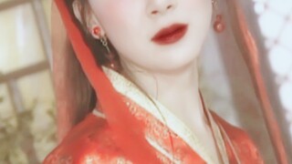 当年嘲她们“影楼风”，却没有一个重复偷懒的造型，这不比“丧服风”好看？！