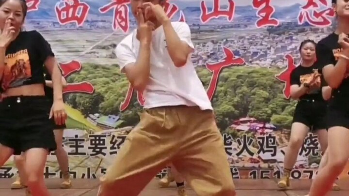 Yunnan Square Dance Competition Invites This Guy to Dance—Netizens: He’s Nailing the Rhythm and Groo
