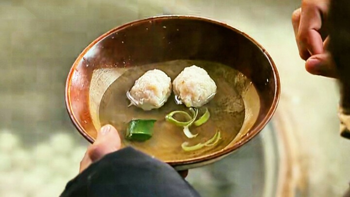 ในภาพยนตร์และซีรีส์ การกินอาหารริมทางช่างน่าอร่อยเสียจริง! หนุ่มคนหนึ่งดื่มซุปลูกชิ้นปลาถึงสี่ชามรวด