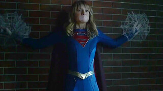 Người Nhện tấn công lén lút Supergirl mà không có chút đạo đức nào!