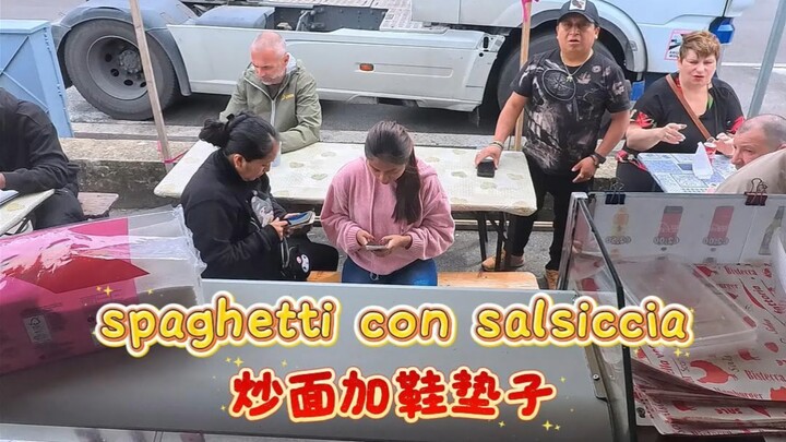 Setting up a stall to sell Chinese food in Italy—orders keep pouring in nonstop!