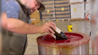 Lapisan Lilin Merah yang Bikin Botol Wine Jadi Barang Mewah
