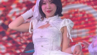 Tiểu đáng yêu đột nhiên quay người nâng váy, đáng yêu đến mức làm tôi tan chảy—trước khi bắt đầu vũ 