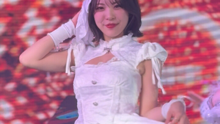 فجأة استدارت الصغيرة اللطيفة ورفعت تنورتها، فكانت رائعة جدًا لدرجة أنني تأثرت—قبل بداية الرقصة الافت