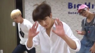 Is this the temptation of underage fruit? The luxury brand's hip pose is amazing! Jung Kook, Yaqiao,