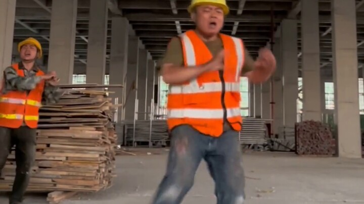 (Terimakasih atas cintamu) menari, pimpin para pekerja untuk tampil penuh semangat