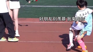 四川某高校！！操场表白偶遇小孩儿哥，你甚至可以磕到三对！！！