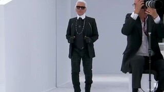 Ada yang namanya "pilih kasih" ala Karl Lagerfeld dari Chanel: membiarkan supermodel yang sedang ham