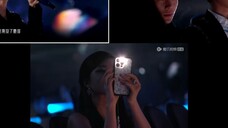 Zhao Lusi used her mobile phone to record Zhou Shen singing and gave him a thumbs up at the end