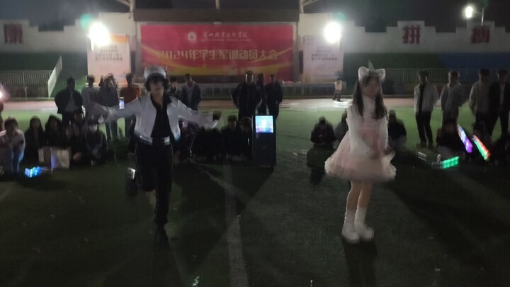 Boss Lei Shi and his classmates attend the welcome party together, dancing wildly with the flow.