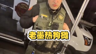 Lao Mo's hot dogs are so delicious that even patrol officers stop by for two as a late-night snack a