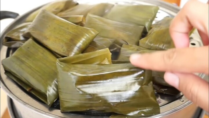 CARA NENEK KU,CUMA DI ADUK BUNGKUS,WANGINYA DAUN PISANG NAMBAH RASA!!
