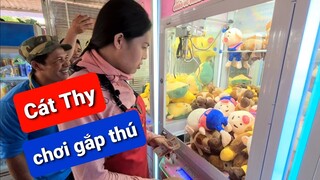 Cười bể bụng DIVA Cát Thy chơi gắp thú tại tiệm Bánh tráng trộn Cát Thy