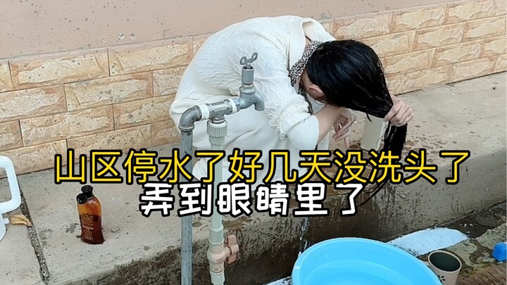 Lại mất nước nữa rồi, mấy ngày liền không gội đầu. Hôm nay cuối cùng cũng gội được tóc, cảm giác tho