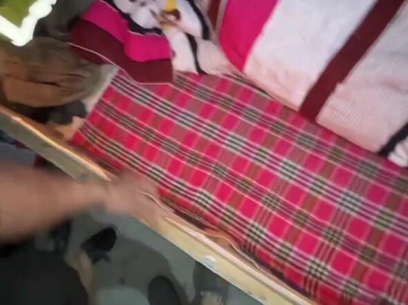 Trời lạnh quá. Đi ngủ đi.
