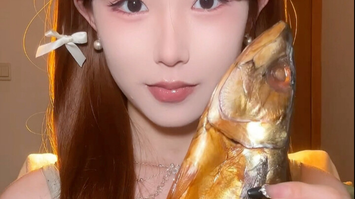 هذا الكافيار اللذيذ، أريد المزيد منه! أنا أحبه كثيرًا!