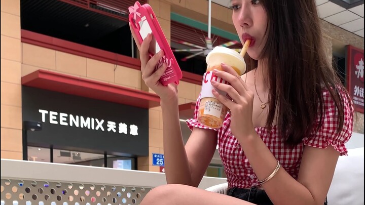 Quần short bò, giày cao gót trong suốt