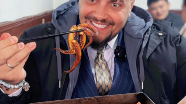 Keluarga semua, baru kali ini cobain daging chuozi, sekali lagi hari ini iri sama warga Qingdao! #TC