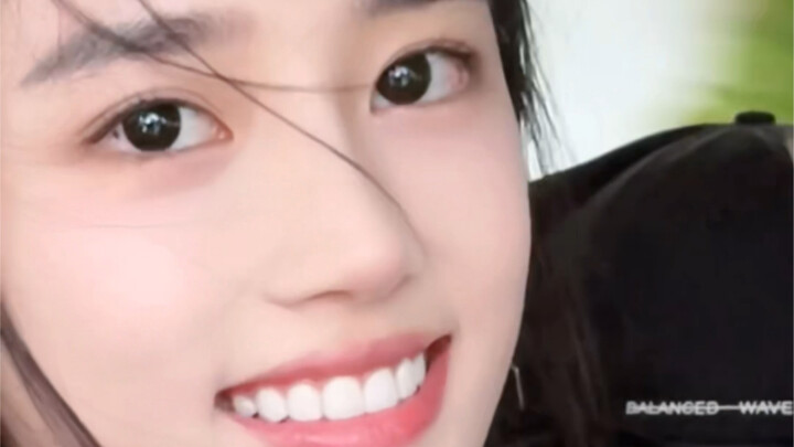 ทันทีที่เพลงเบาๆ ดังขึ้น สาวหวานก็ปรากฏตัว