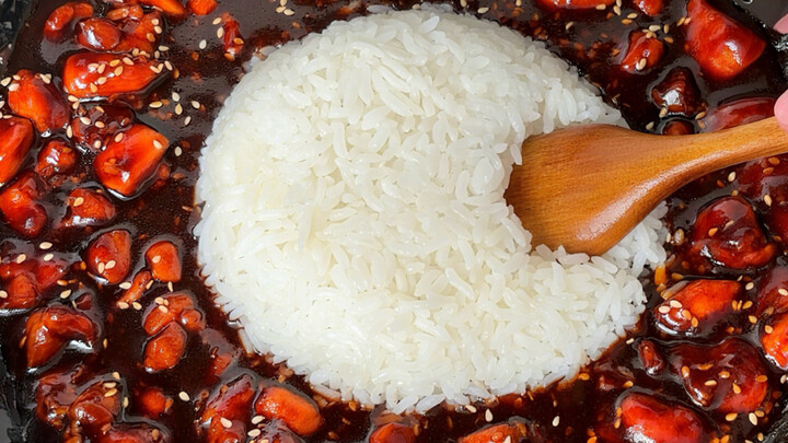Rice-mixing fans, rejoice! Cola-glazed chicken leg rice—sweet, fragrant, and delightfully sticky!