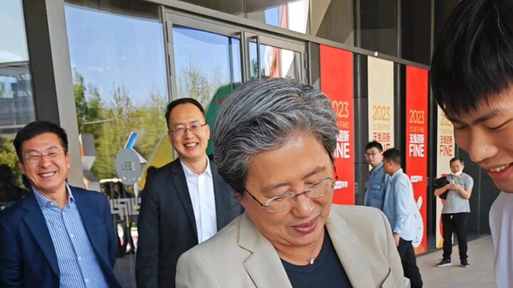 Tiếp xúc cận kề với mẹ Su