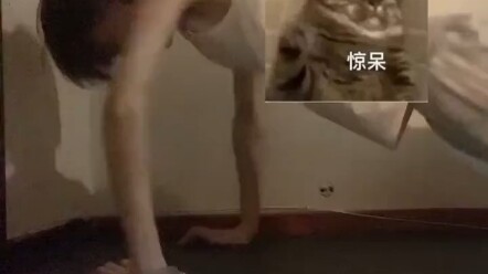 رجل يصور فيديو أثناء أداء تمارين الضغط ليُظهر للجميع ما يعنيه مصطلح "رفرفة فراشة"، فيعلق أحد المستخد